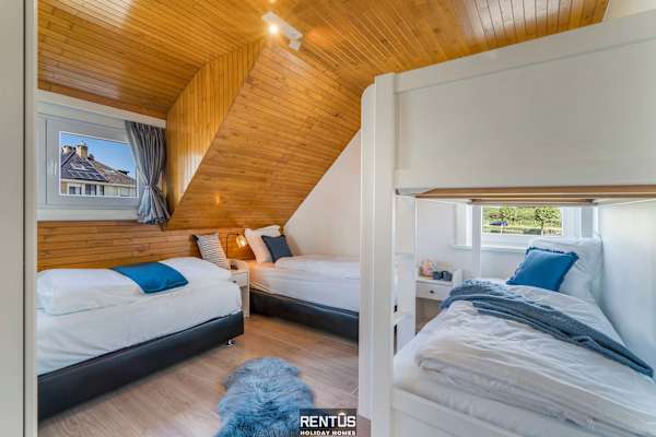 Villa Gamoni - spacious holiday home with garden