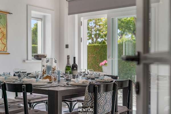 Villa Gamoni - spacious holiday home with garden