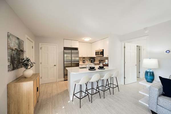 Fully stocked Kitchen; Modern & Bright!