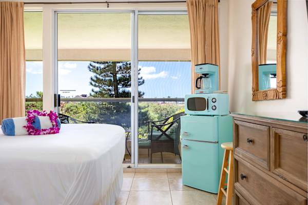 Island living - lanai, pool & beach essentials