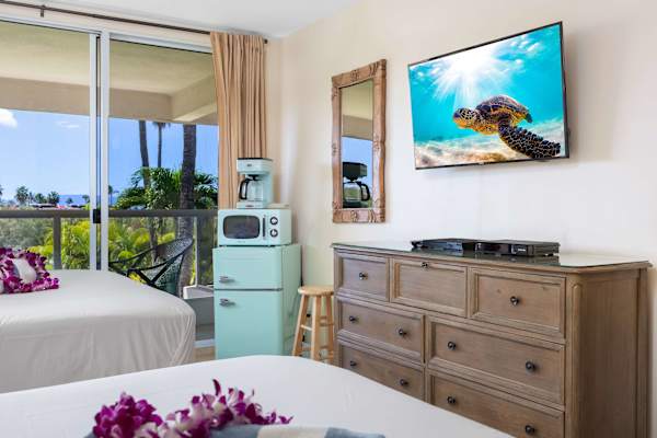 Island living - lanai, pool & beach essentials