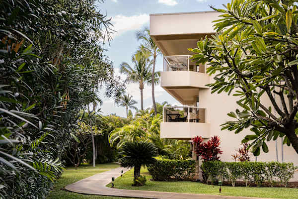 Island living - lanai, pool & beach essentials