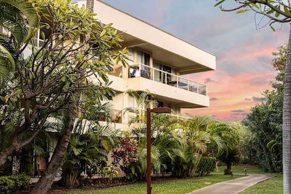 Island living - lanai, pool & beach essentials