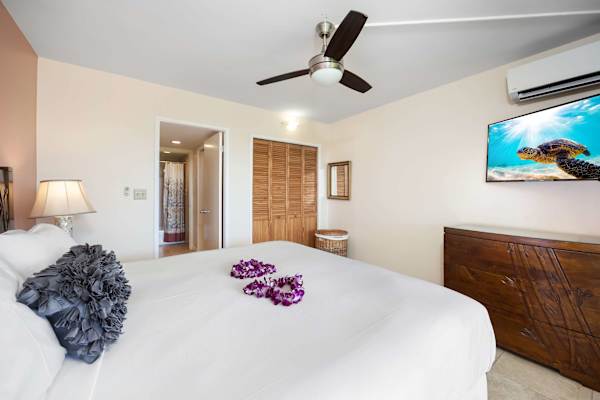 Your king bedroom has easy access to the bathroom.