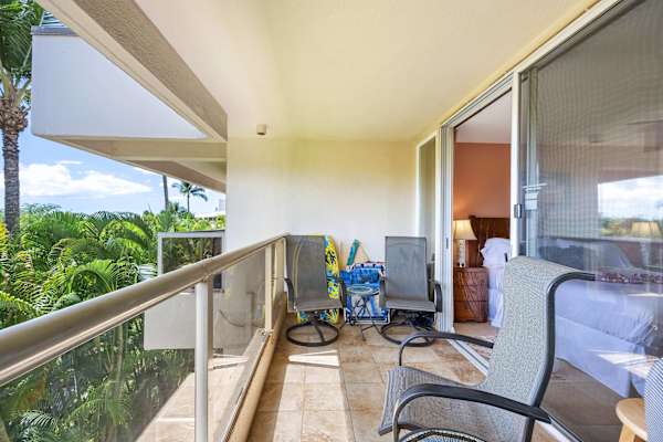 Grab a quick coffee and soak in the fresh, natural breeze and panoramic view of the nature while seated in the balcony, whether alone or with a companion.