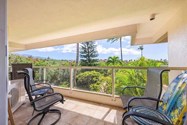 Grab a quick coffee and soak in the fresh, natural breeze and panoramic view of the nature while seated in the balcony, whether alone or with a companion.