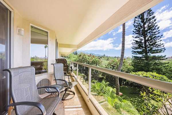 Grab a quick coffee and soak in the fresh, natural breeze and panoramic view of the nature while seated in the balcony, whether alone or with a companion.