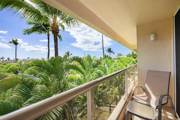 Grab a quick coffee and soak in the fresh, natural breeze and panoramic view of the nature while seated in the balcony, whether alone or with a companion.