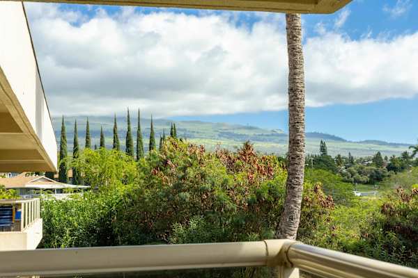 Grab a quick coffee and soak in the fresh, natural breeze and panoramic view of the nature while seated in the balcony, whether alone or with a companion.