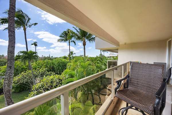Grab a quick coffee and soak in the fresh, natural breeze and panoramic view of the nature while seated in the balcony, whether alone or with a companion.