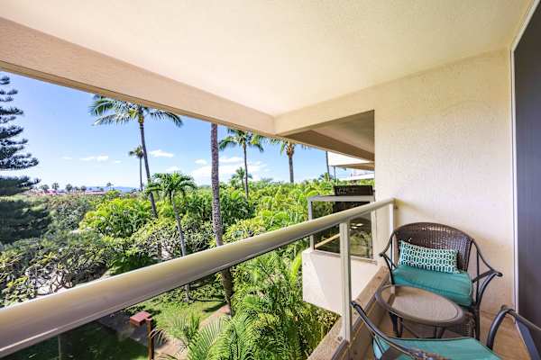 Grab a quick coffee and soak in the fresh, natural breeze and panoramic view of the nature while seated in the balcony, whether alone or with a companion.