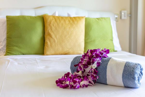 The unit is supplied with fresh, high-quality towels, neatly arranged for guests’ convenience.
