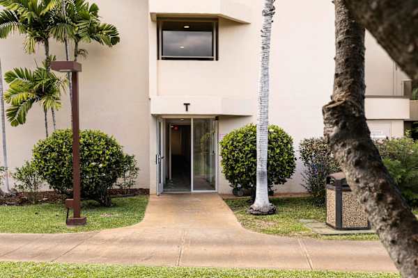 Entrance to the Maui Banyan building