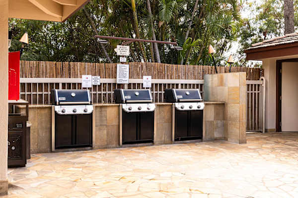 Fire up the outdoor grilling stations, pull up a seat, and spend the evening sharing grilled favorites, cold drinks, and easy conversation under the open sky.