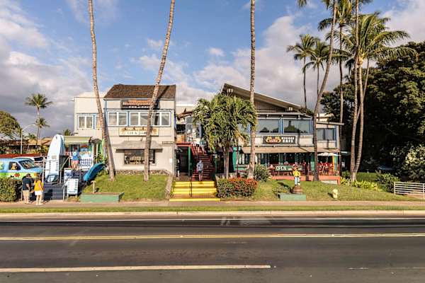 Step outside and you’re instantly surrounded by cozy cafés, local eats, and convenient shops—everything you need just a short stroll away. Perfect for guests who love to explore, sip, and snack right around the corner.