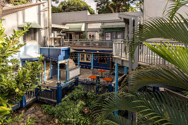 Step outside and you’re instantly surrounded by cozy cafés, local eats, and convenient shops—everything you need just a short stroll away. Perfect for guests who love to explore, sip, and snack right around the corner.