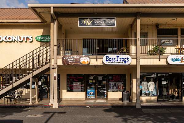 Step outside and you’re instantly surrounded by cozy cafés, local eats, and convenient shops—everything you need just a short stroll away. Perfect for guests who love to explore, sip, and snack right around the corner