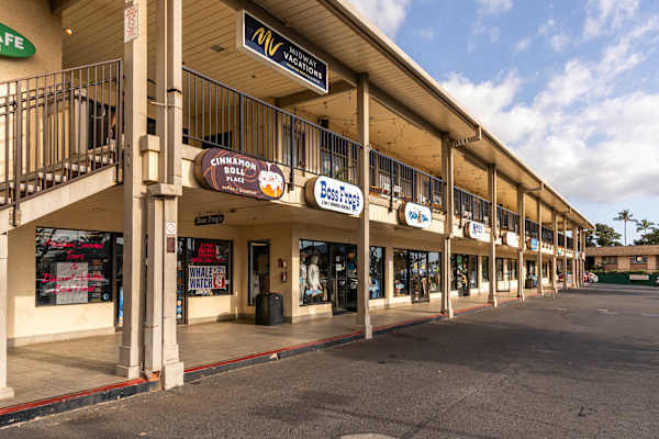 Step outside and you’re instantly surrounded by cozy cafés, local eats, and convenient shops—everything you need just a short stroll away. Perfect for guests who love to explore, sip, and snack right around the corner