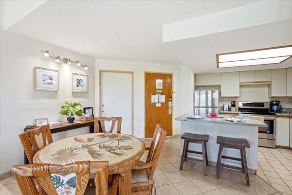 Maui Banyan condo w/ BBQ grill and pool