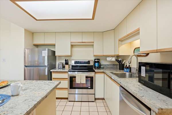Maui Banyan condo w/ BBQ grill and pool