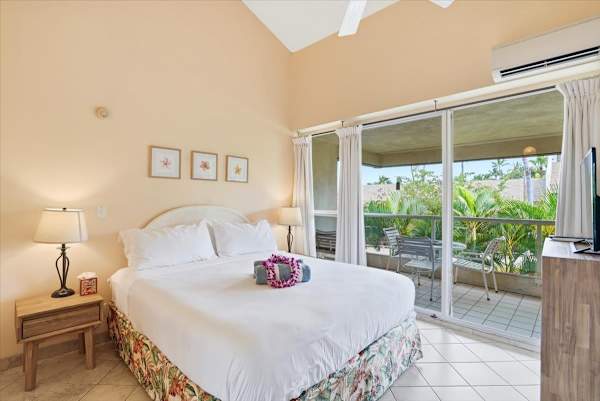 Maui Banyan condo w/ BBQ grill and pool