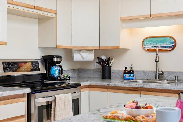 Maui Banyan condo w/ BBQ grill and pool