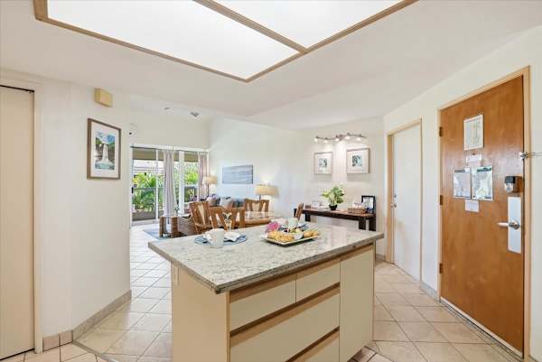 Maui Banyan condo w/ BBQ grill and pool