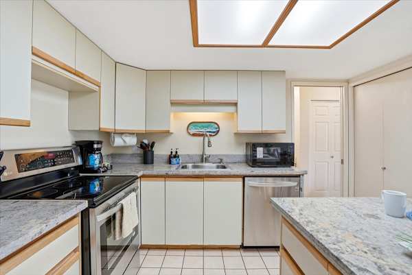 Maui Banyan condo w/ BBQ grill and pool