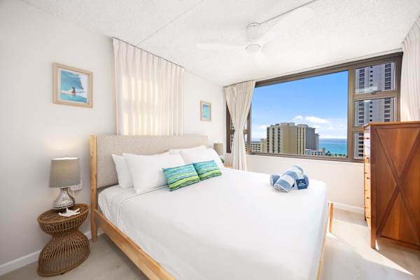 Sleep in comfort with this king bed plus bright interiors and the stunning mix of the city and ocean views just beyond your windows.