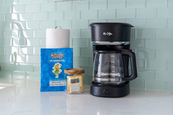 Start your day right with the coffee maker in the kitchen—brew a fresh, piping‑hot cup in minutes, perfect for early checkouts, late arrivals, or lazy vacation mornings.