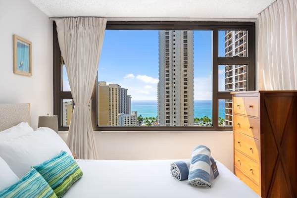 Sleep in comfort with this king bed plus bright interiors and the stunning mix of the city and ocean views just beyond your windows.