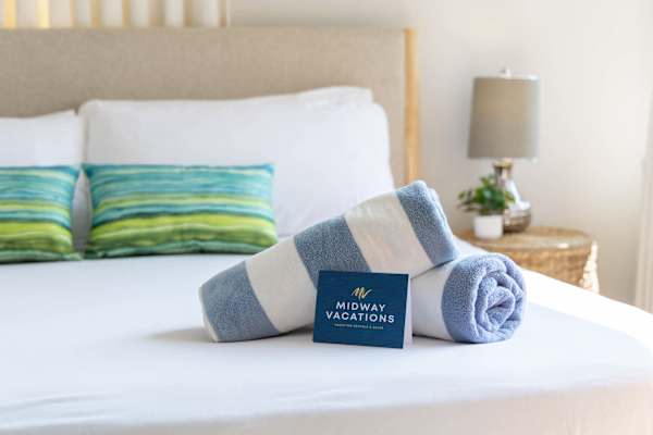 The unit is supplied with fresh, high-quality towels, neatly arranged for guests’ convenience.