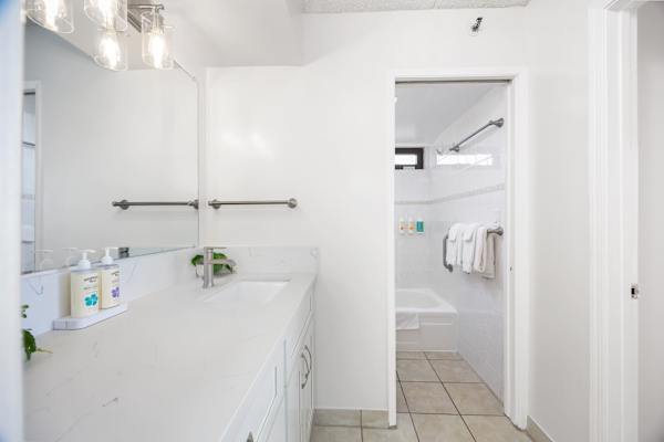 Get a quick reset in this modern bathroom with convenient shower and bathtub plus all your bathing essentials at easy reach. 