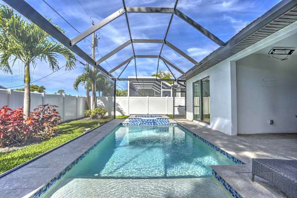Private Tropical Paradise; Screened-In Pool, Hot Tub & Palm Views