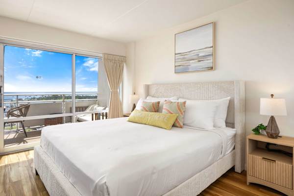 Unwind and get comfortable in this naturally lit bedroom with a king-size bed, plus the stunning mix of ocean and city views from the balcony.