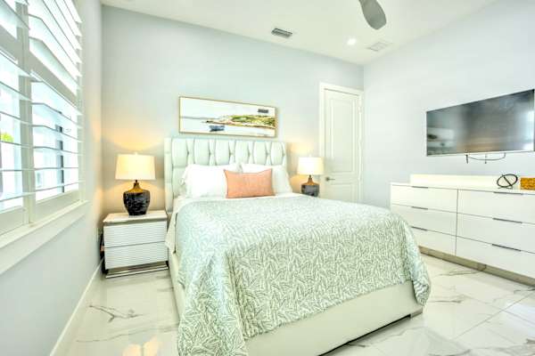 Cozy Queen Bedroom With Flat-Screen TV And Private Bathroom