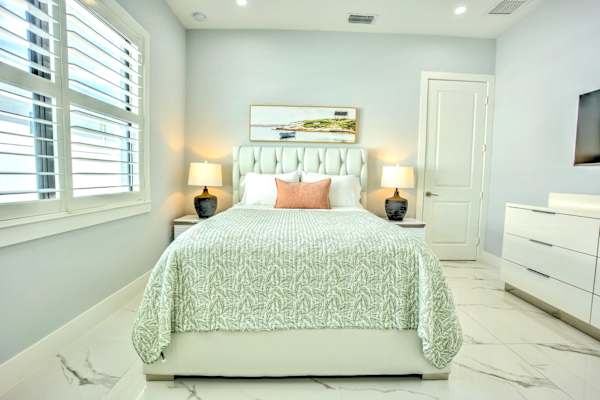 Beautiful Queen Bedroom With Elegant Décor;  Ceiling Fan; Flat-Screen TV; Natural Light; Walk-In Closet