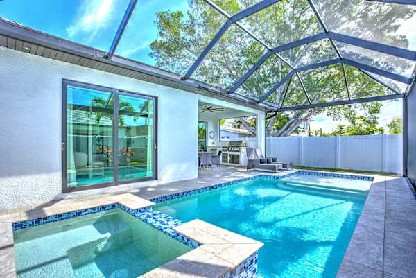 Beautiful private swimming pool;  Sun loungers, and a relaxing hot tub