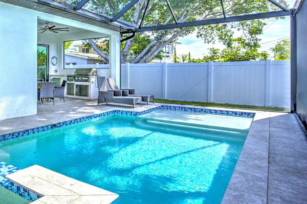 Beautiful private swimming pool;  Sun loungers, and a relaxing hot tub