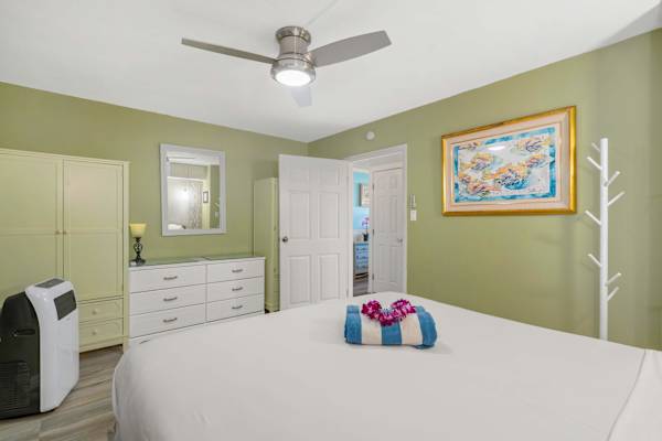 Sunny condo w/ pool, hot tub & beach gear