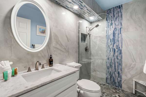 Sunny condo w/ pool, hot tub & beach gear