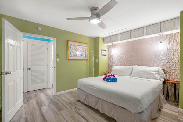 Sunny condo w/ pool, hot tub & beach gear