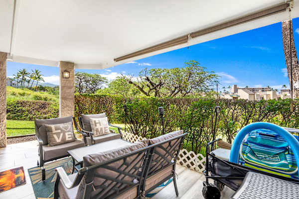 Sunny condo w/ pool, hot tub & beach gear
