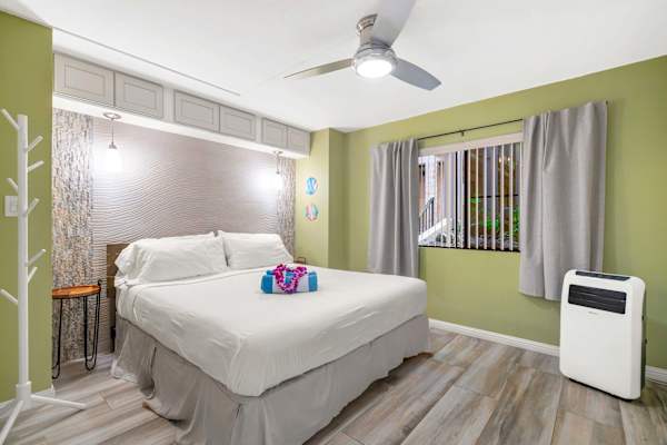 Sunny condo w/ pool, hot tub & beach gear