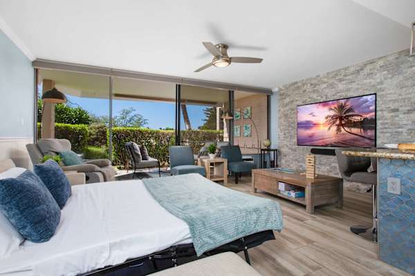 Sunny condo w/ pool, hot tub & beach gear