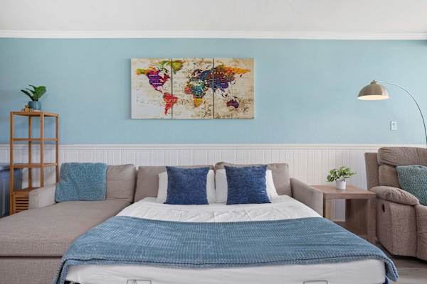 Sunny condo w/ pool, hot tub & beach gear