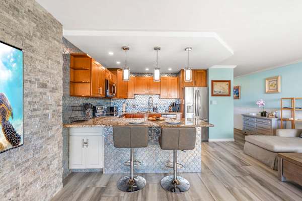 Sunny condo w/ pool, hot tub & beach gear