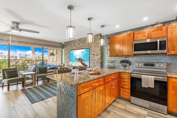 Sunny condo w/ pool, hot tub & beach gear
