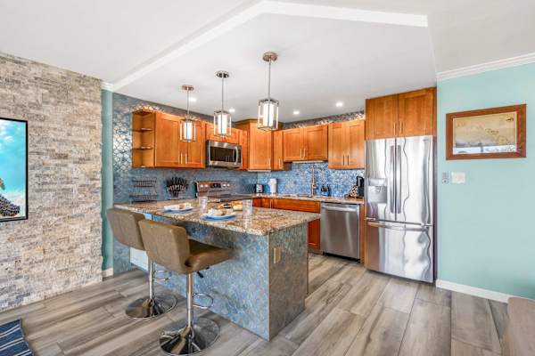 Sunny condo w/ pool, hot tub & beach gear