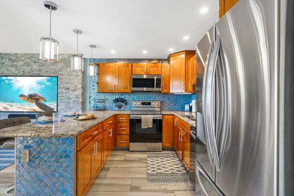Sunny condo w/ pool, hot tub & beach gear
